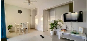 Maisonette, 1 King-Bett und Schlafsofa | Wohnbereich | Flachbildfernseher