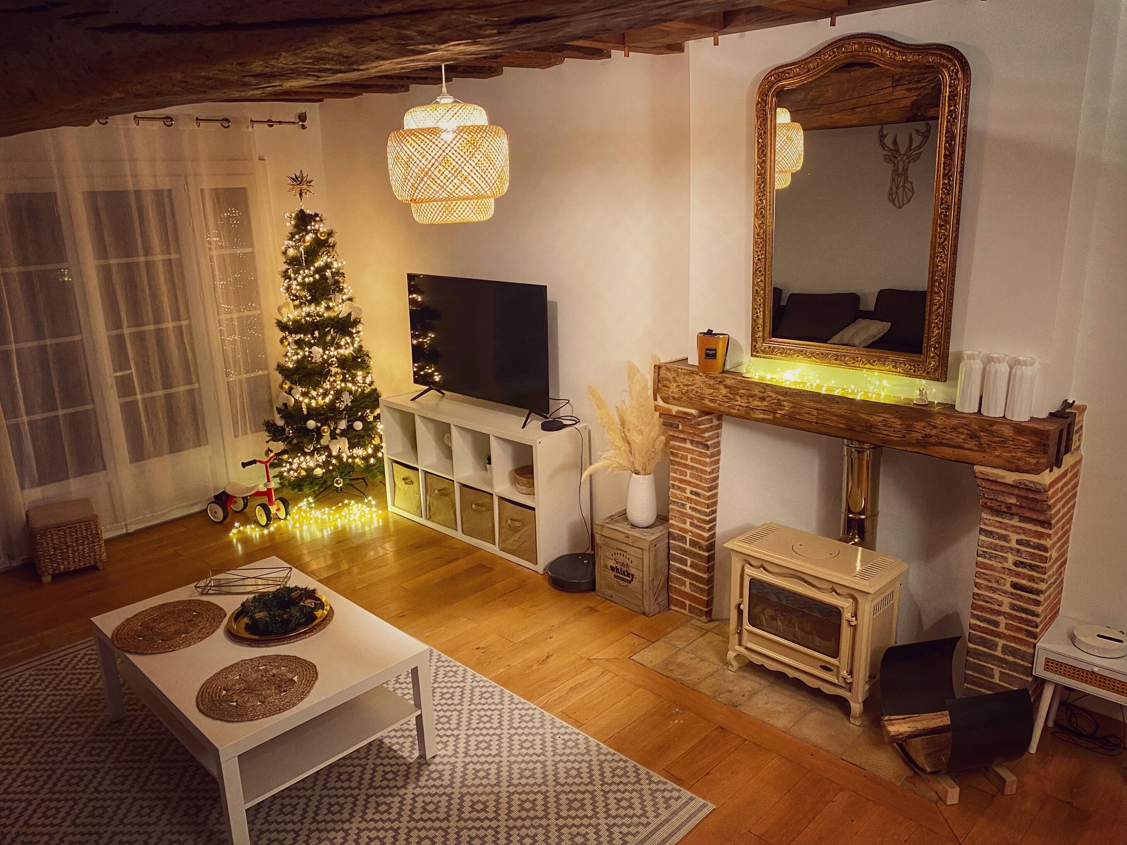 Una Smart TV, una chimenea, videojuegos, un futbolín