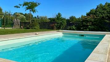 Piscina all'aperto, una piscina riscaldata