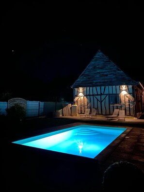 Een buitenzwembad en een verwarmd zwembad