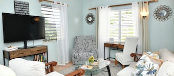Hidden Gem- Charming Winter Escape to Island Life!