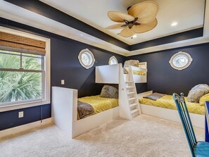 5 bedrooms, iron/ironing board, internet, bed sheets