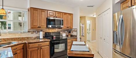 Réfrigérateur, four à micro-ondes, un four, surface de cuisson