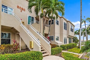 Exterior - Gorgeous Updated 2 Bedroom Lake View Unit in (Isla Del Sol)