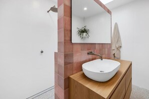 Ducha, cabezal de ducha tipo lluvia, secador de pelo y toallas