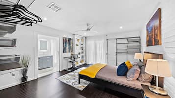 3 bedrooms, desk, iron/ironing board, travel cot