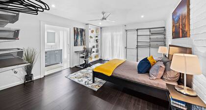 Prime Location. Luxurious 3 BR with Pool. 2 Living Rooms. Garage. 4 Balconies.