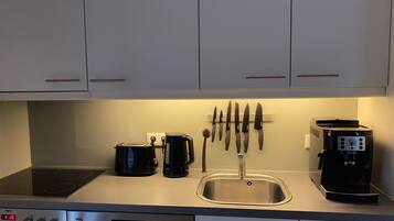 Fridge, oven, stovetop, dishwasher