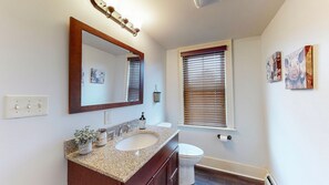 Combined shower/bathtub, hair dryer, towels, soap - The Farmhouse at 1885: Where Past Meets Present (Navarre)