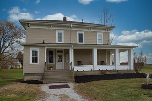 Exterior - The Farmhouse at 1885: Where Past Meets Present (Navarre)