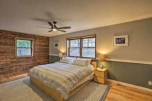 4 bedrooms, desk, iron/ironing board, free WiFi