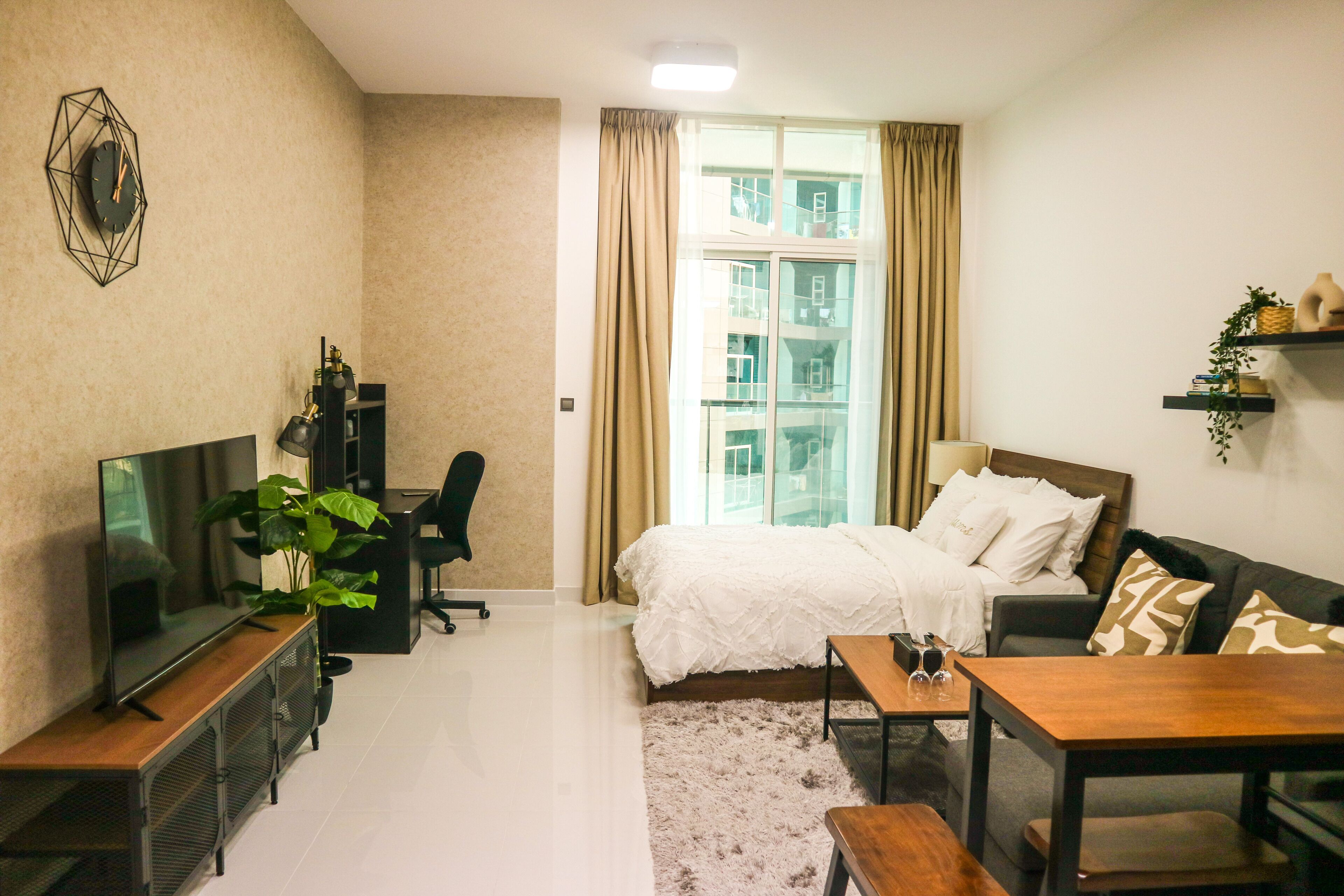 Skrivebord, strykejern/-brett, wi-fi (inkludert) og sengetøy