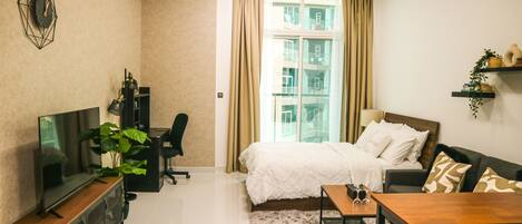 Skrivebord, strykejern/-brett, wi-fi (inkludert) og sengetøy