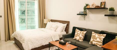 Skrivebord, strykejern/-brett, wi-fi (inkludert) og sengetøy