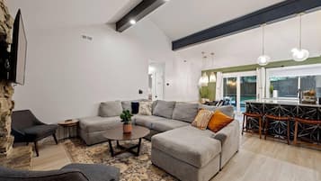 TV connectée, cheminée, espaces bureaux