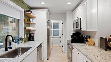 Een koelkast, een magnetron, een oven, een kookplaat