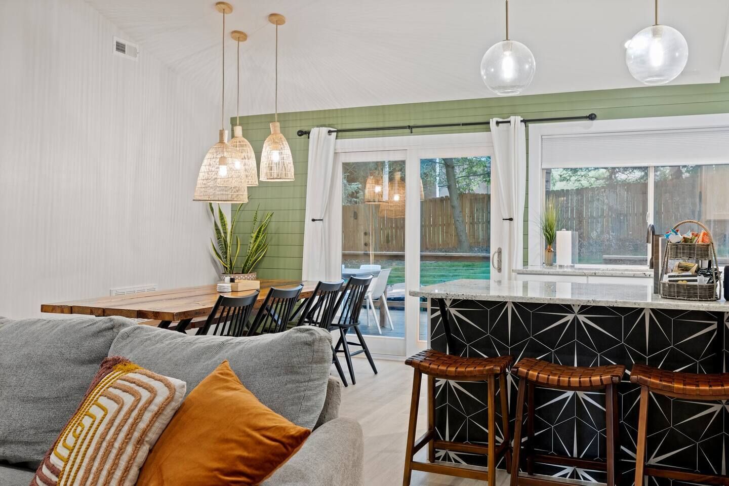 Smart TV, chimenea y oficina 