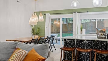 TV connectée, cheminée, espaces bureaux