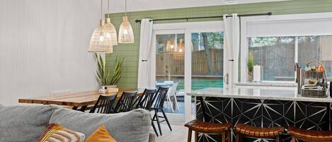 Smart TV, chimenea y oficina