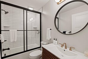 Kostenlose Toilettenartikel, Haartrockner, Handtücher