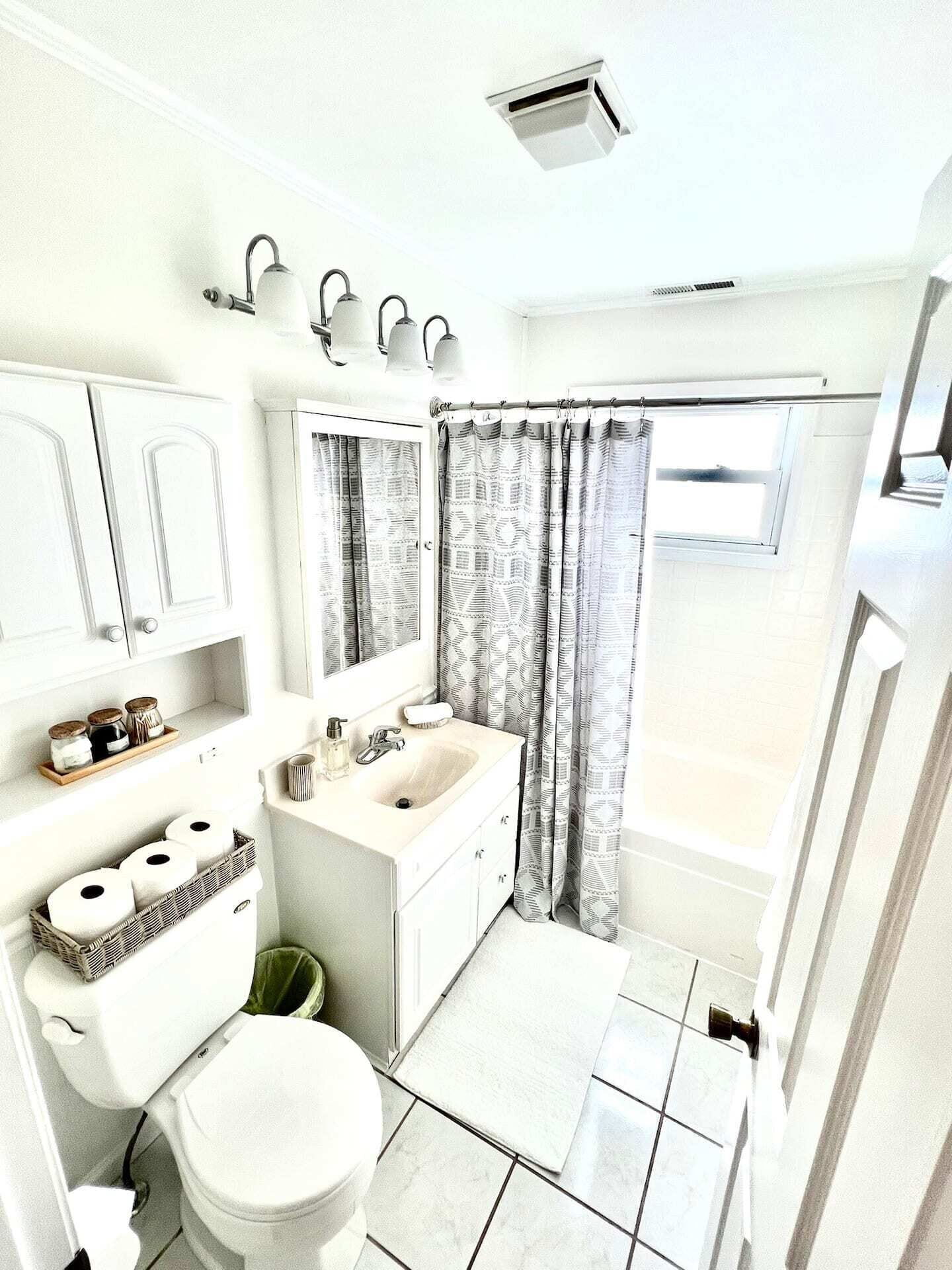 Ensemble douche/baignoire, sèche-cheveux, serviettes fournies