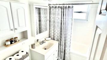 Ensemble douche/baignoire, sèche-cheveux, serviettes fournies