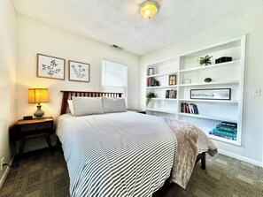 2 habitaciones, tabla de planchar con plancha y cuna de viaje 