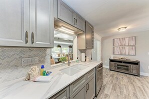 Kjøleskap, mikrobølgeovn, oppvaskmaskin og kaffetrakter/tekoker