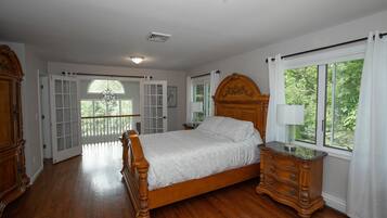 5 bedrooms, desk, iron/ironing board, travel crib