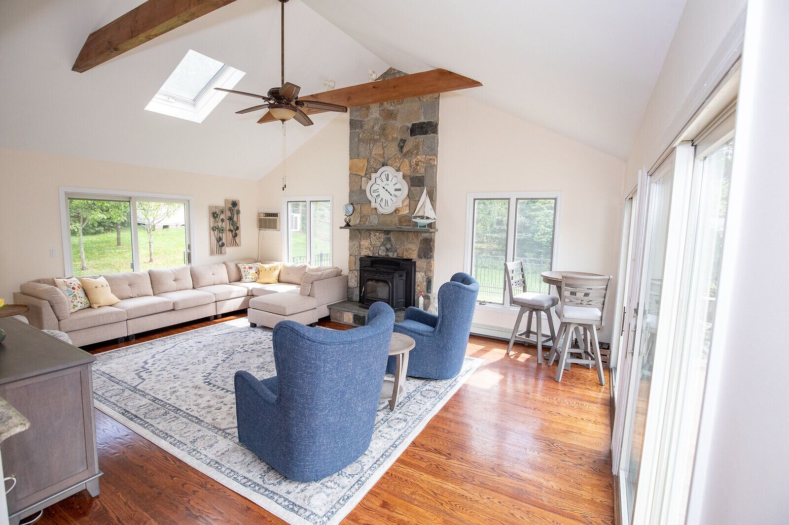 Smart-tv, een open haard, videospelletjes en een tafeltennistafel