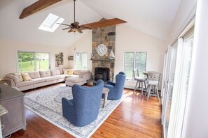 TV connectée, cheminée, jeux vidéo, table de tennis de table