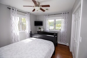 5 Schlafzimmer, Schreibtisch, Bügeleisen/Bügelbrett, Reisekinderbett