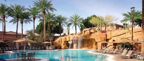 Alberca al aire libre y alberca climatizada