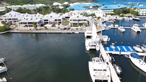 Unclassified image, 2 of 44, button - Marina Beach 1, entre la plage et la marina (Anse Marcel)