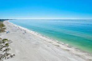 Playa en los alrededores, camastros y toallas de playa 