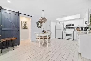 Køleskab, mikrobølgeovn, ovn, kogeplade