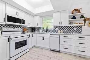 Køleskab, mikrobølgeovn, ovn, kogeplade