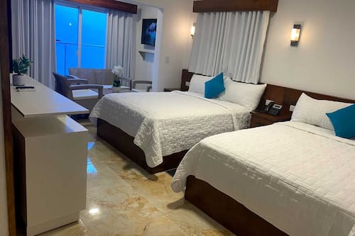 Quarto luxo | Frigobar (abastecido com itens grátis), escrivaninha