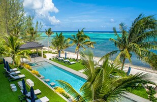 Ubicación a pie de playa, tumbonas, sombrillas y toallas de playa