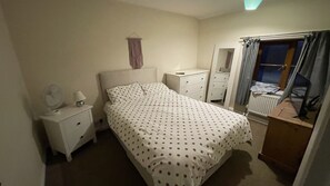 4 bedrooms, iron/ironing board, WiFi, bed sheets - Country Cottage (Great Ellingham)