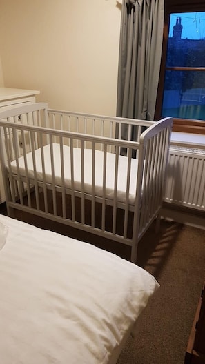 4 habitaciones, tabla de planchar con plancha, wifi y ropa de cama