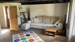 TV, fireplace, Netflix, streaming services - Country Cottage (Great Ellingham)