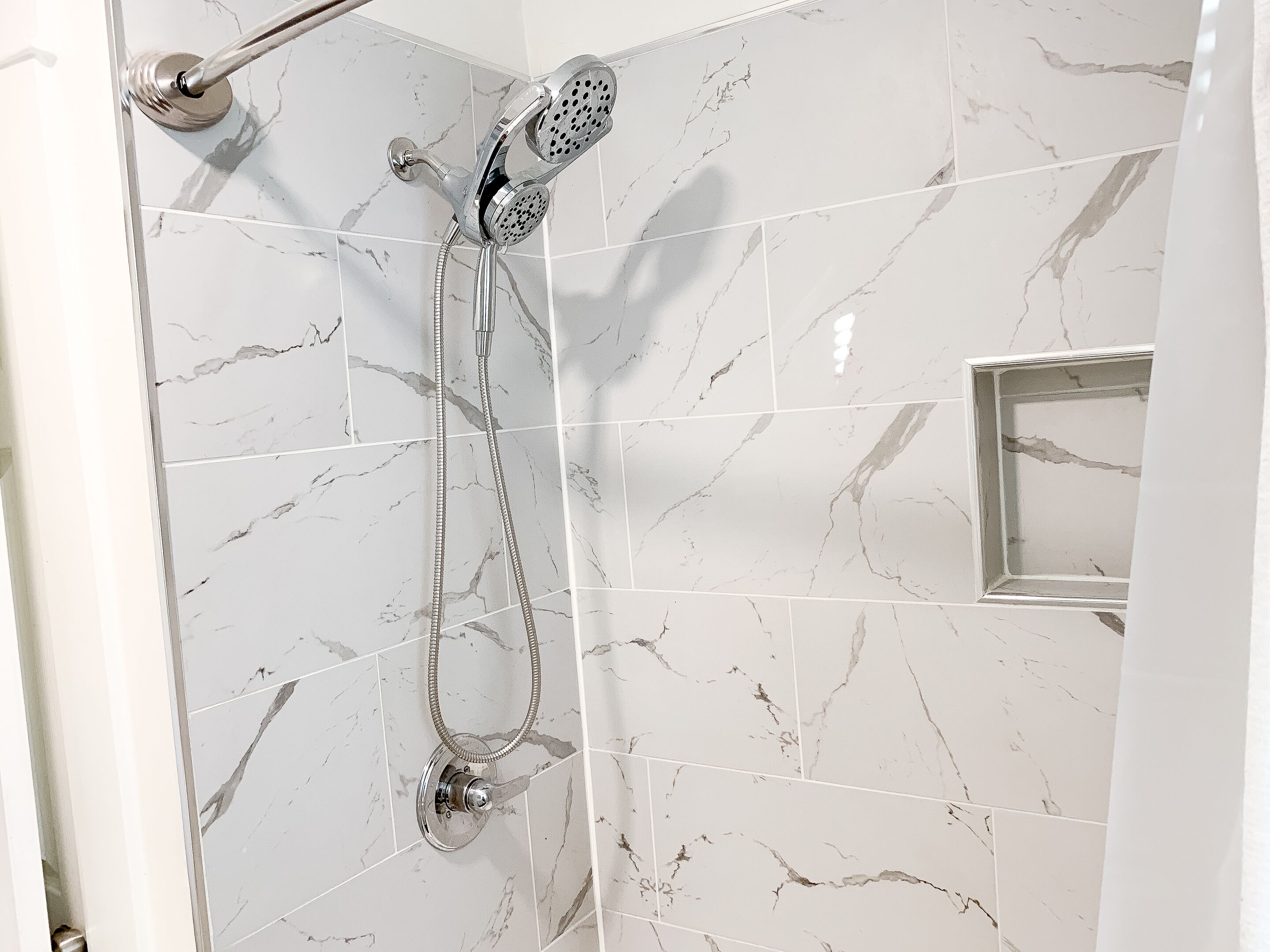 Ensemble douche/baignoire, sèche-cheveux, serviettes fournies, savon