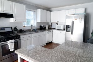 Fridge, microwave, oven, stovetop - The Perfect Intown Stay for Groups- 5BR 2.5BA (Decatur)