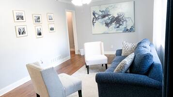 Smart TV, caminetto, libri