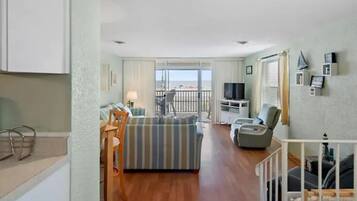 TV connectée, cheminée, livres