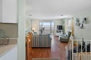 Smart TV, fireplace, books - ⭐️Regency 4 DIRECT Oceanfront  Boardwalk Amazing Views⭐️ (Ocean City)