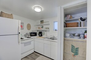 Réfrigérateur, micro-ondes, plaque de cuisson, cafetière/bouilloire