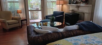 Private Garden, Jacuzzi Tub, Fireplace, In-Cottage Breakfast & Walking Distance to SoMa Are Just the Beginning!