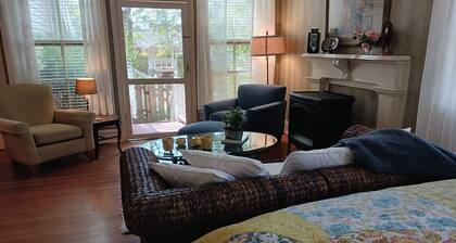 Private Garden, Jacuzzi Tub, Fireplace, In-Cottage Breakfast & Walking Distance to SoMa Are Just the Beginning!